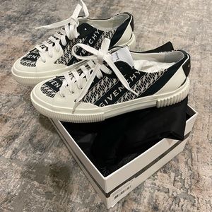 Auth Givenchy Tennis Light Sneakers